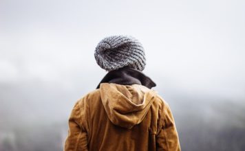 Z czym zestawiać kurtkę moro? Kurtka pikowana z kapturem